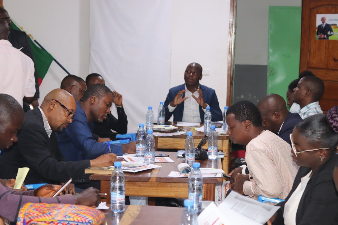 Benjamin_ombe's tweet image. Merci au Dr NKA pour ce témoignage. Pour ceux et celles qui aspirent à gouverner notre pays. Ce livre présente les « risques » et « opportunités » pour une gouvernance inclusive au Cameroun.