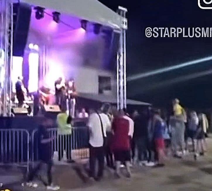 vujadino2's tweet image. U Ratkovu na koncertu Djordja Davida prisustvovalo 12 ljudi.
Dva puta sam broji😂
Šta kaže švercer obrva Branko Babić 😂