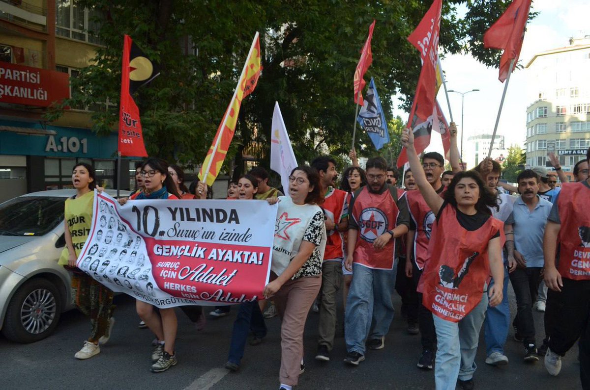 DGDAnkara's tweet image. 🚩Suruç Anmasında gözaltına alınanlar arasından, 1 yoldaşımızın bulunduğu 8 kişi serbest bırakılırken, 1 yoldaşımızla birlikte 10 arkadaşımız tutuklamaya sevk edildi.
📢"Suruç için adalet herkes için adalet" demekten vazgeçmeyeceğiz.
Gözaltılar, tutuklamalar, baskılar bizi…