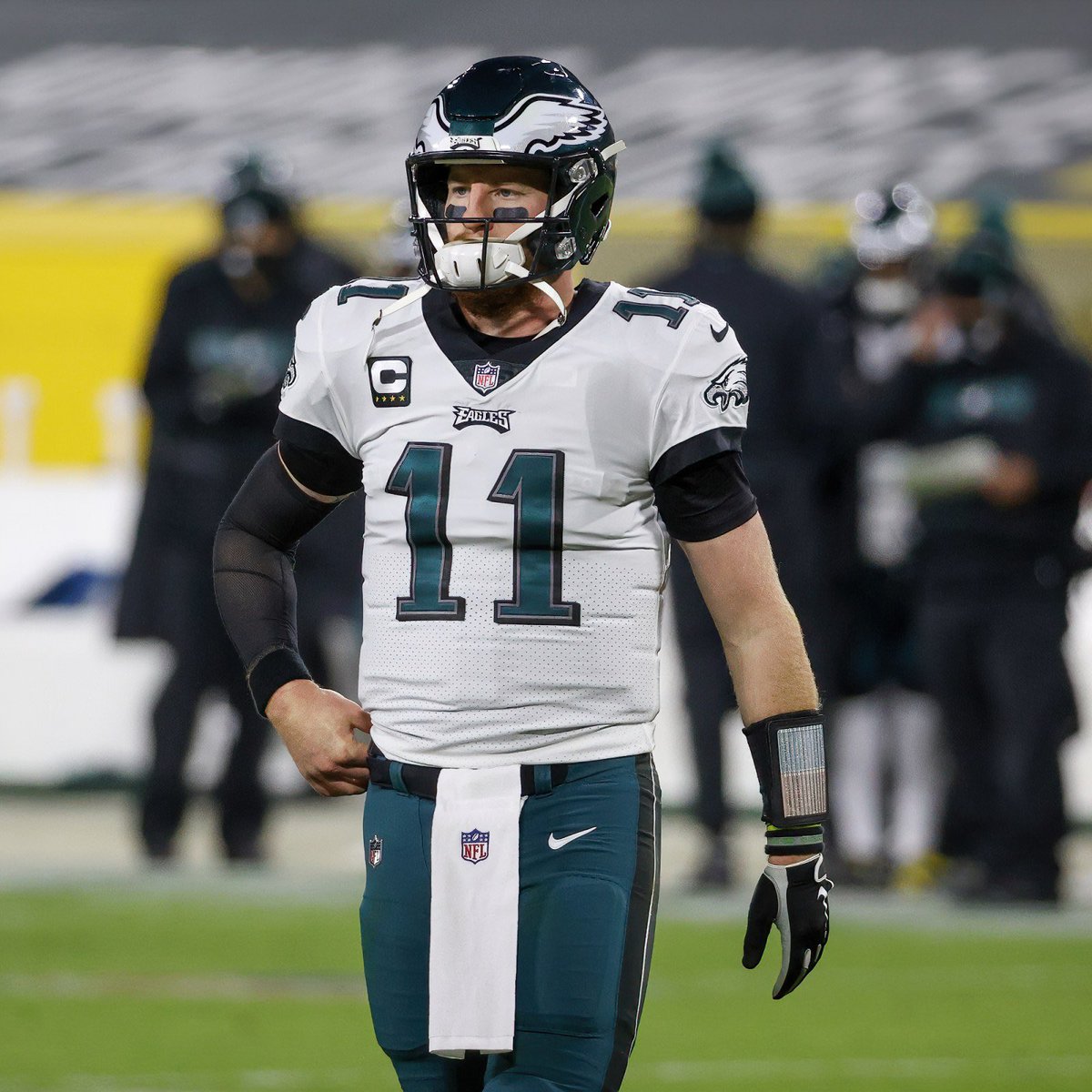 MLFootball's tweet photo. 🚨🚨INSANE STAT🚨🚨

#Eagles quarterback Carson Wentz threw for over 4,000 yards in 2019, even though ZERO of his wide receivers had more than 500 yards.

The only time in #NFL history that this has ever happened.

🤯🤯🤯 https://t.co/IQjrb7Xjhy