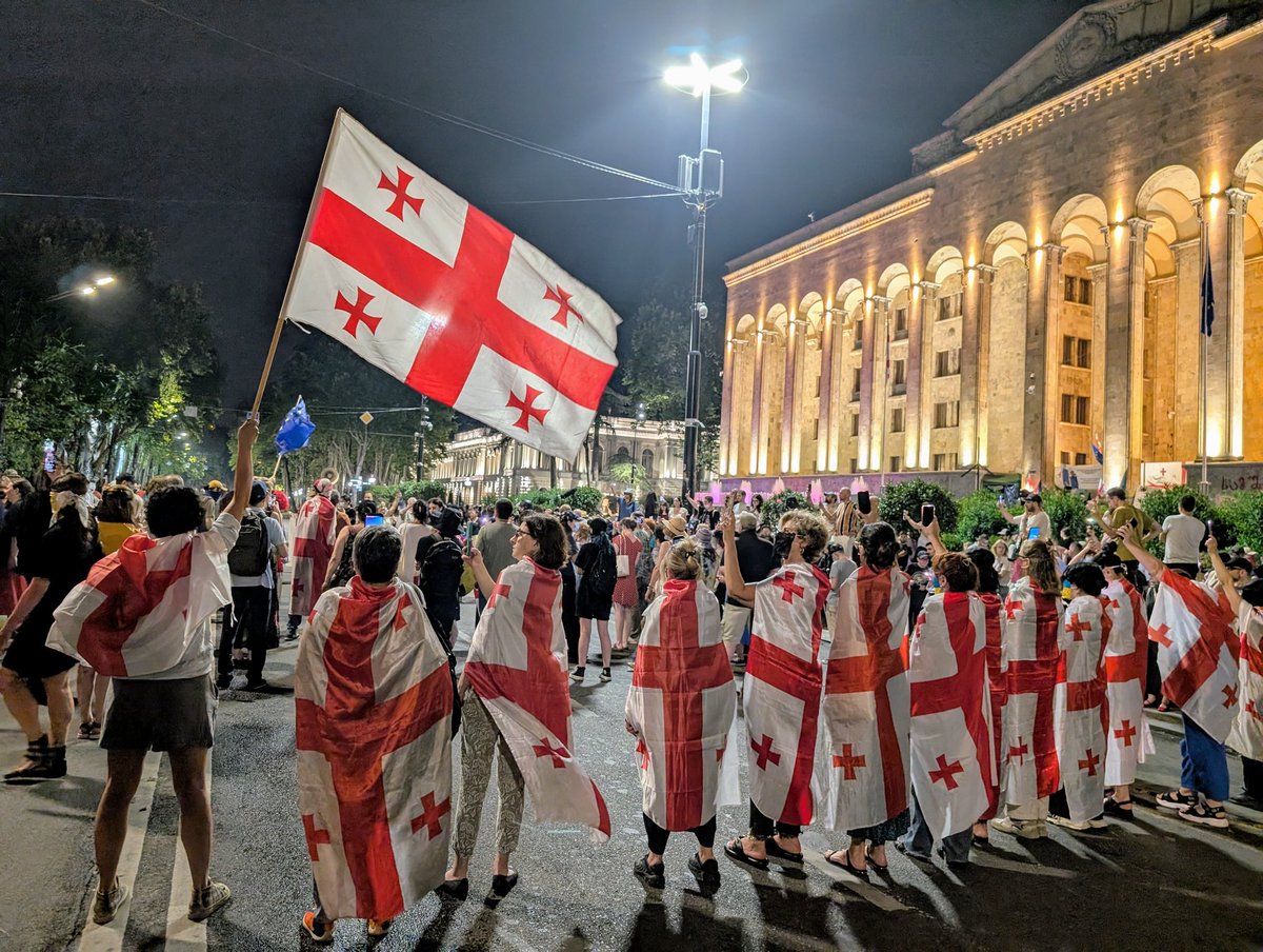 rusudanjakeli's tweet image. For the 236th consecutive day, Rustaveli Avenue is blocked. Protests continue in 8+ cities across Georgia. 🇬🇪
Our goal: ending the pro-Russian GD regime.