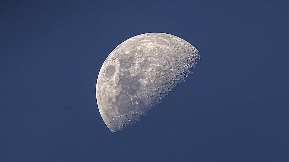 lsky38's tweet image. Look at the moon and forget the world for a while