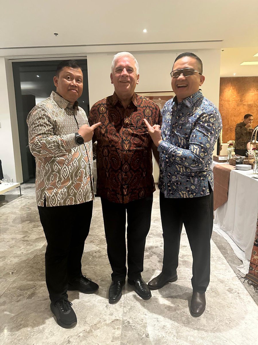 Menghadiri undangan teman2 lama, pada farewell function salah seorang… 

Alhamdulillah msh dianggep sbg temen deket, msh diberi ruang dan kepercayaan utk menyampaikan sesuatu… 

Farewell and so long Commander, see me when i see you 🇮🇩🇦🇺
