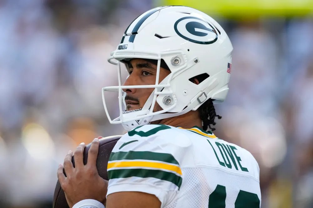 jack_sperry's tweet image. My Guess: With the Steelers wearing their alternate yellow helmets in Week 8 vs. the Packers, I would assume Green Bay will wear their alternate white helmets for that matchup on Sunday Night Football.
Not sure how that yellow vs. white uniform matchup is going to look on TV,…