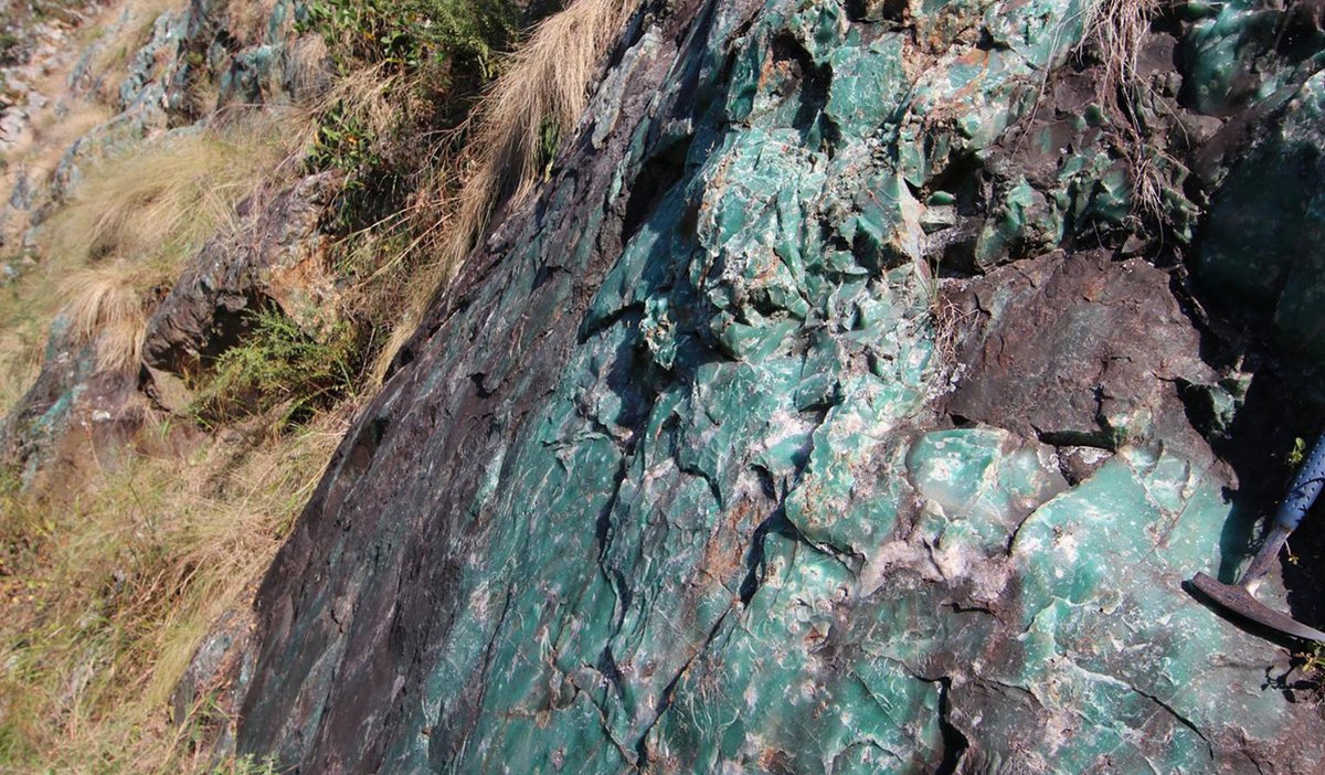 archaeologymag's tweet image. Recent analysis of 40,000 year-old artifacts made from red jasper, green chalcedony, and black chert, found at archaeological sites of Hlalakahle, Siphiso, Sibebe, and Nkambeni were sourced in Eswatini’s Mgwayiza Valley—as far as 60 miles away.
archaeology.org/news/2025/07/1…