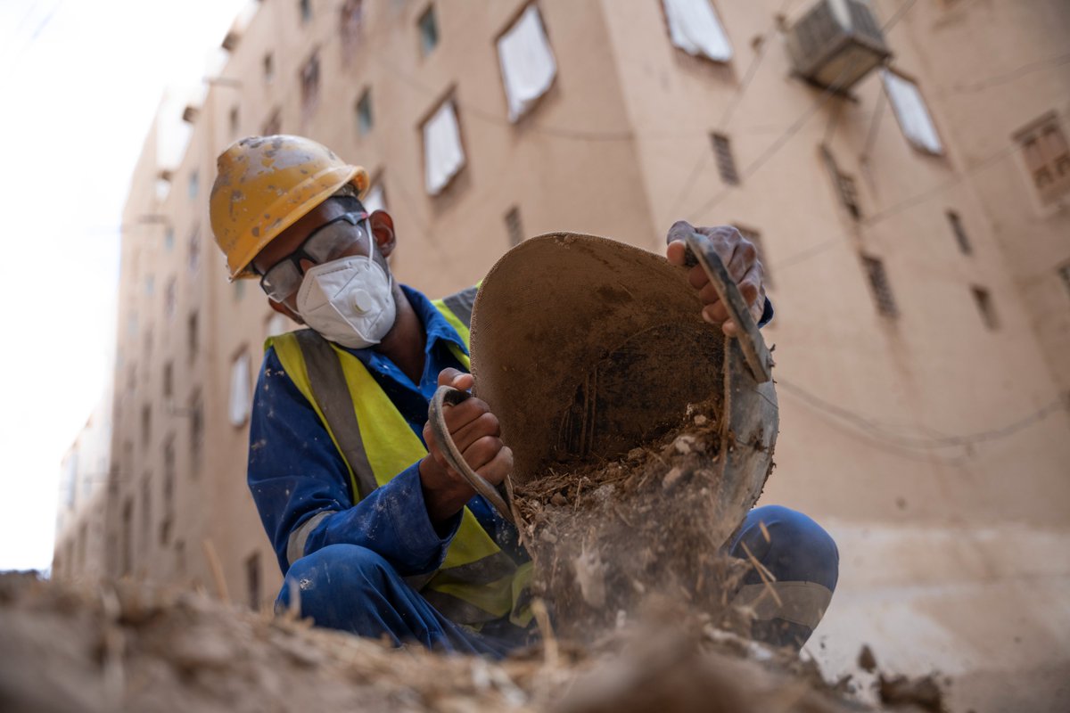 UNESCO_GCCYemen's tweet image. العديد من الشباب من الرجال والنساء في #اليمن لا يعيدون فقط ترميم المباني التاريخية، بل يبنون مستقبلهم من جديد. بفضل مشروع اليونكسو @UNESCO "توظيف الشباب من خلال التراث والثقافة"الممول من الإتحاد الأوروبي @EUinYemen، يحوّلون الحفاظ على #التراث_الثقافي إلى فرص.
#work4heritage
