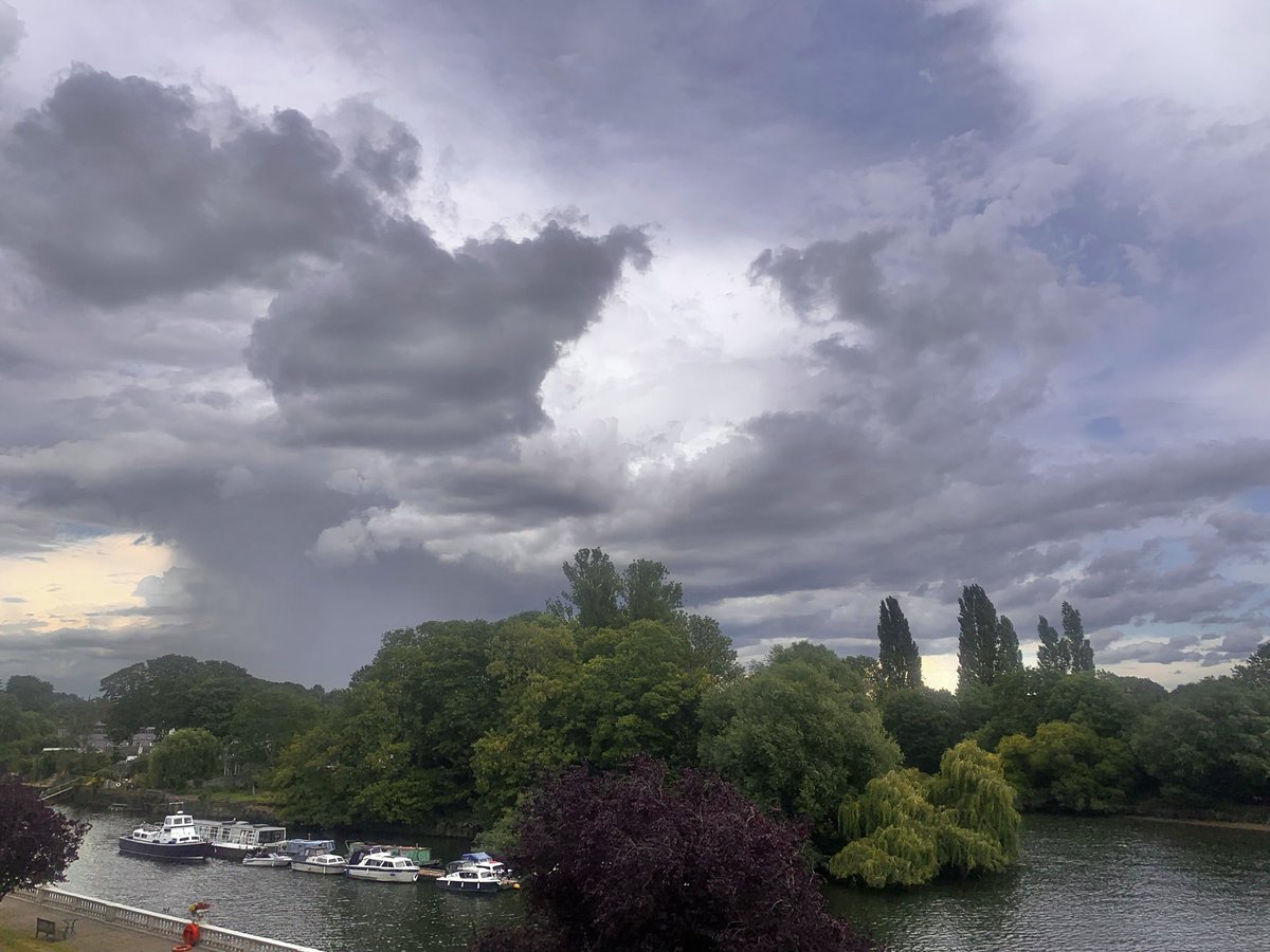 ruths_gallery's tweet image. After waiting days for a good thunderstorm to clear the air we had one late afternoon - one clap of thunder followed by light rain!
The rain clouds were absolutely awesome.
@metoffice #loveukweather #twickenham @SallyWeather @ChrisPage90 #clouds @CloudAppSoc #rainydays
