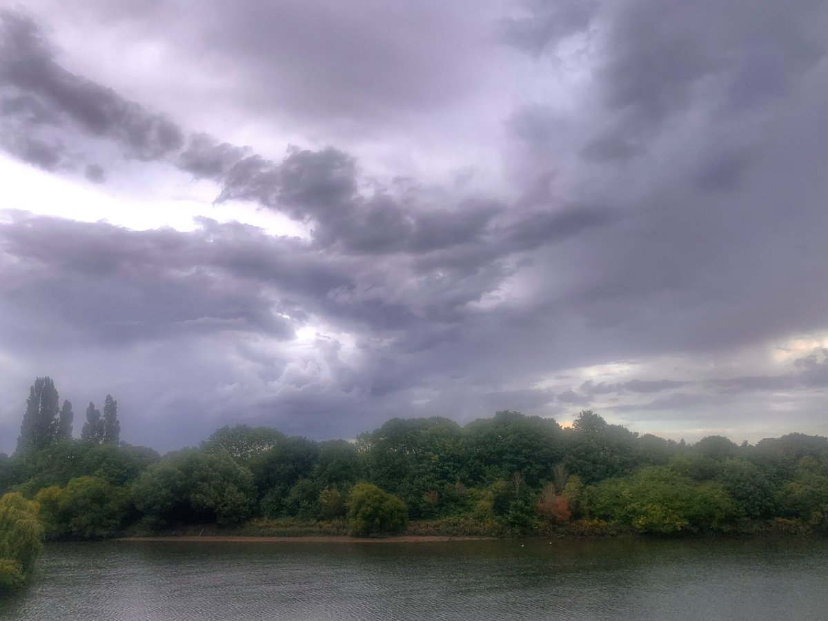 ruths_gallery's tweet image. After waiting days for a good thunderstorm to clear the air we had one late afternoon - one clap of thunder followed by light rain!
The rain clouds were absolutely awesome.
@metoffice #loveukweather #twickenham @SallyWeather @ChrisPage90 #clouds @CloudAppSoc #rainydays