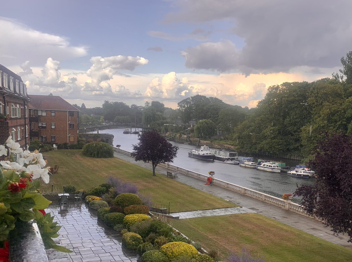 ruths_gallery's tweet image. After waiting days for a good thunderstorm to clear the air we had one late afternoon - one clap of thunder followed by light rain!
The rain clouds were absolutely awesome.
@metoffice #loveukweather #twickenham @SallyWeather @ChrisPage90 #clouds @CloudAppSoc #rainydays