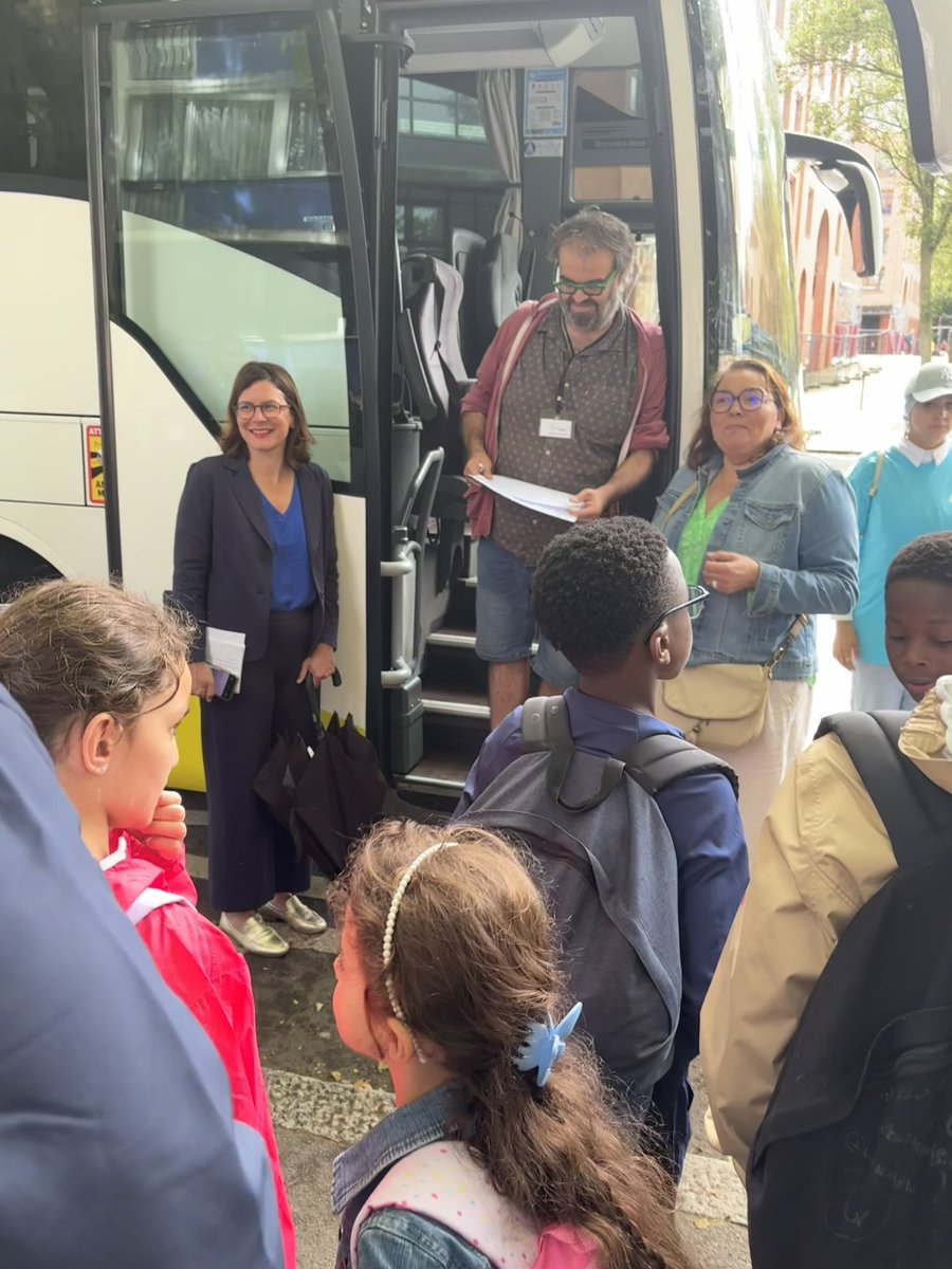 Lille_en_commun's tweet image. Départ pluvieux, départ heureux !
Pour certains enfants, grâce au soutien de @lillefrance et l’accompagnement de #VacancesDuCoeur, ce sont les 1eres #vacances loin des parents.
Avec @ch_brun à l’un des 7 départs de #coloniesApprenantes gratuites pour les familles cet été ! 🗺️