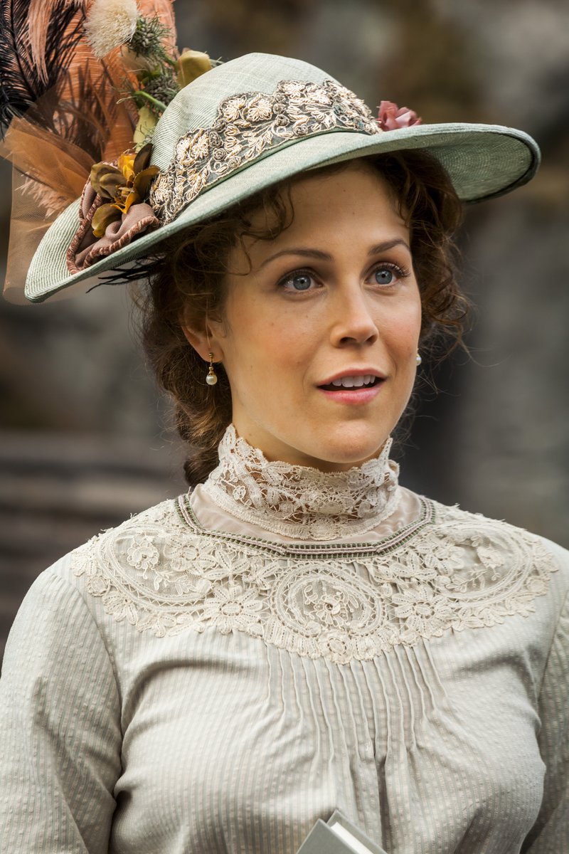 Looking for a series that brings hope, heart, and small-town charm to your home? 💛

Start your free trial of #HallmarkPlus today and stream all 12 seasons of #WhenCallstheHeart, starring #ErinKrakow! 

bit.ly/3ImGkFw