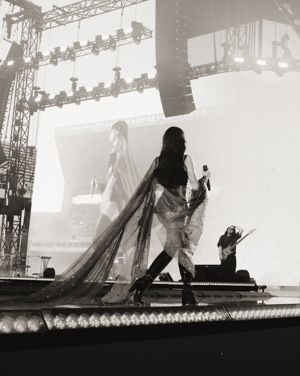 custom jg para aitana, en el estadi olímpic de barcelona.

cuero marrón, organza de seda y 30.000 swarovskis.