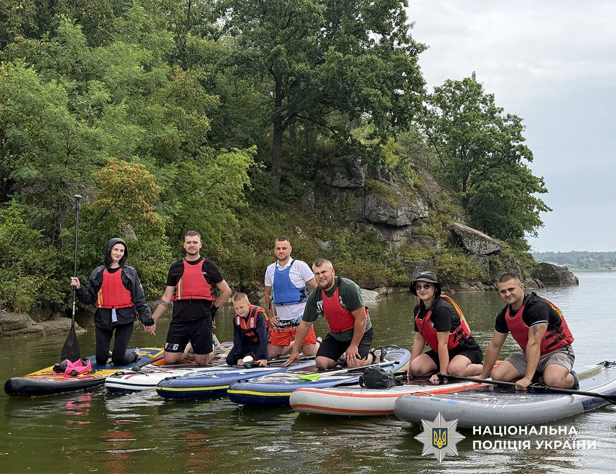 NPU_GOV_UA's tweet image. На Житомирщині поранені поліцейські-захисники проходять реабілітацію на сапбордах 🏄♂️
🔗Деталі: bit.ly/3IFWmuc