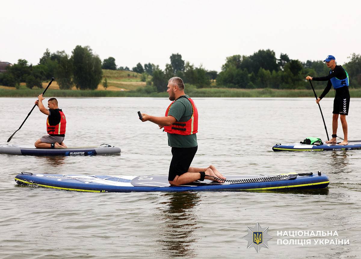NPU_GOV_UA's tweet image. На Житомирщині поранені поліцейські-захисники проходять реабілітацію на сапбордах 🏄♂️
🔗Деталі: bit.ly/3IFWmuc