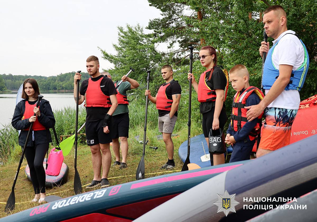 NPU_GOV_UA's tweet image. На Житомирщині поранені поліцейські-захисники проходять реабілітацію на сапбордах 🏄♂️
🔗Деталі: bit.ly/3IFWmuc