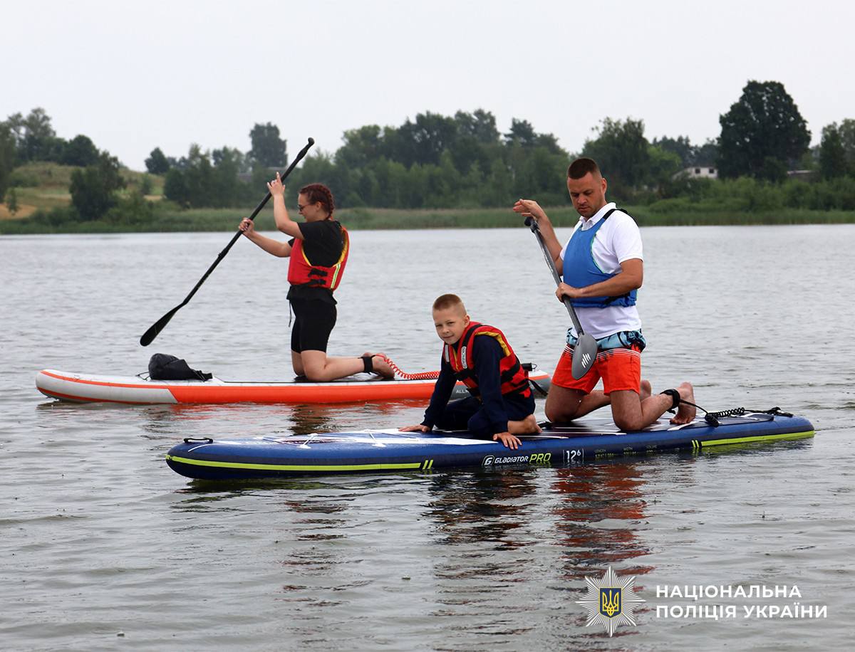 NPU_GOV_UA's tweet image. На Житомирщині поранені поліцейські-захисники проходять реабілітацію на сапбордах 🏄♂️
🔗Деталі: bit.ly/3IFWmuc