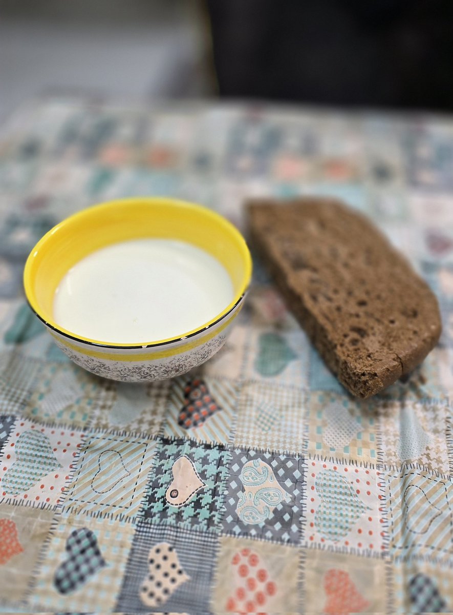 AbouSamed1093's tweet image. امشب به تأسی از امیر المؤمنین علی علیه السلام شام نان جو و شیر میخورم تا بتونم مردم غزه رو درک کنم، هر چند که اونا همینم ندارن