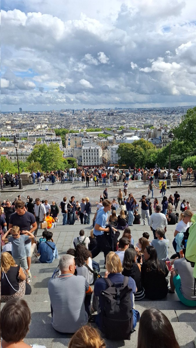 ArthurDDent's tweet image. Chose the bike to climb Montmatre. So many people here, wow