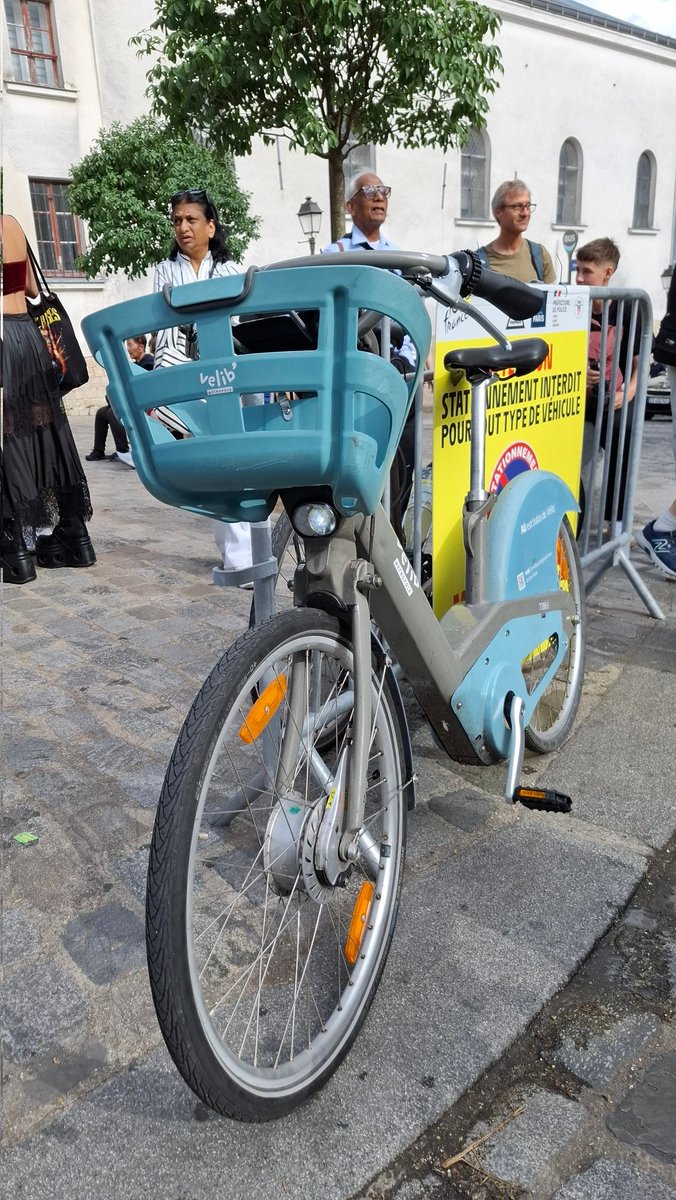 ArthurDDent's tweet image. Chose the bike to climb Montmatre. So many people here, wow