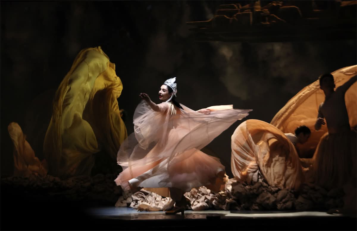 KhaleejMag's tweet image. Actors perform the opening dance drama at the 7th China Xinjiang International Dance Festival, which kicks off in Urumqi, Xinjiang Uygur autonomous region, on Sunday. (Photo by Zou Hong)