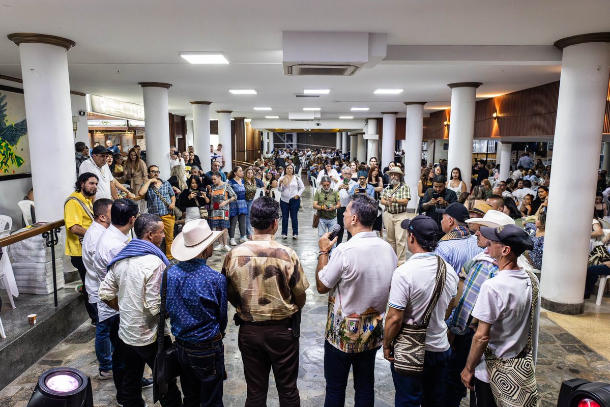 juandavidmuoz22's tweet image. Cerramos el fin de semana en clave de esperanza y unidad. La cena con la familia de #VerdesProgresistas en Antioquia fue un espacio para abrazar nuestras luchas comunes y seguir soñando juntas y juntos un proyecto político que le apueste a la vida digna, la justicia ambiental y…