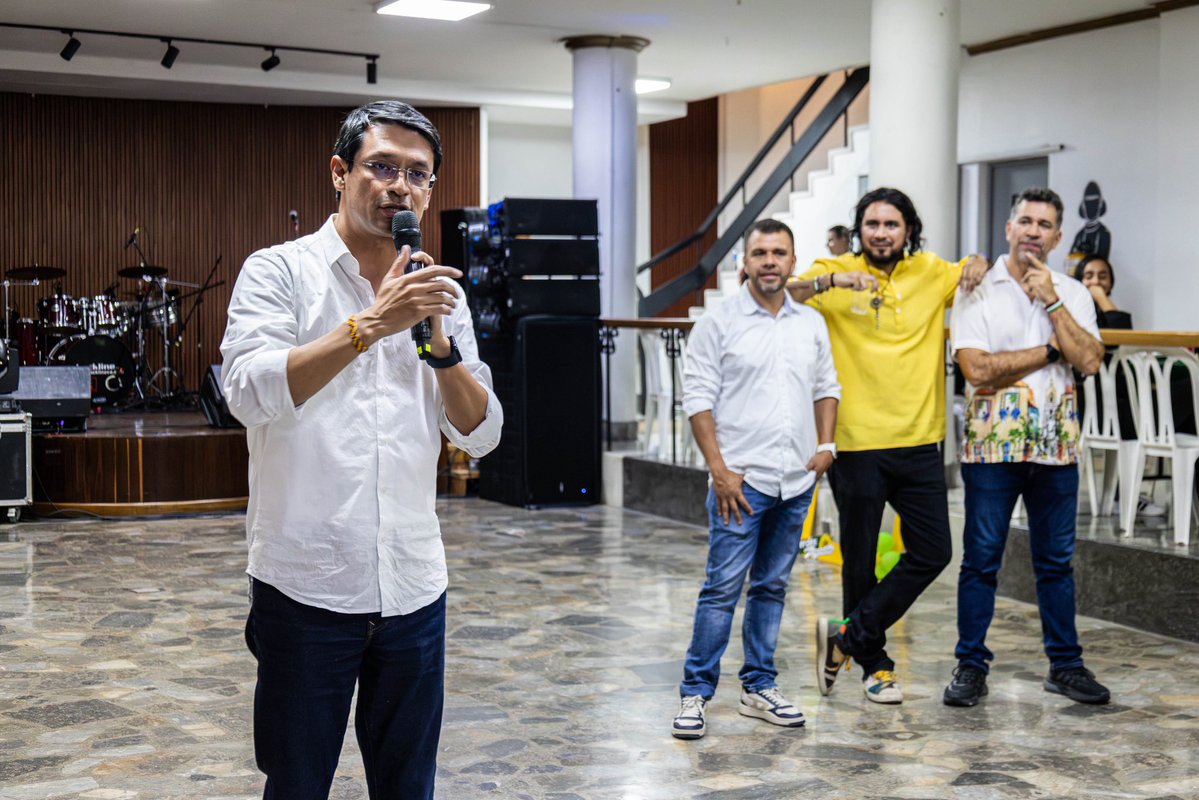 juandavidmuoz22's tweet image. Cerramos el fin de semana en clave de esperanza y unidad. La cena con la familia de #VerdesProgresistas en Antioquia fue un espacio para abrazar nuestras luchas comunes y seguir soñando juntas y juntos un proyecto político que le apueste a la vida digna, la justicia ambiental y…
