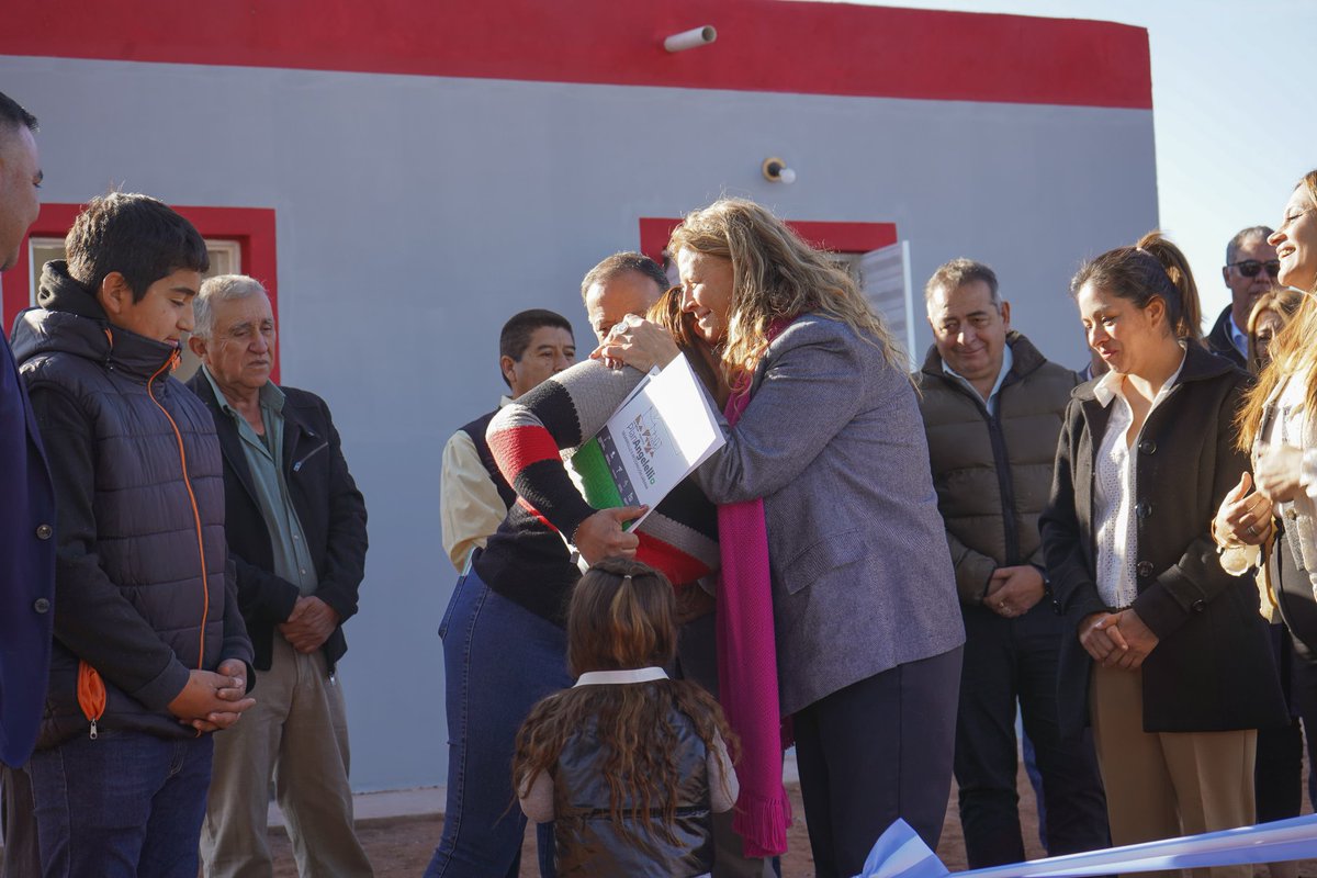 Hoy fue un día de plena justicia social en Patquía, junto al Gobernador <a href="/QuintelaRicardo/">Ricardo Quintela</a> entregamos las llaves de su Hogar a Rosa y a sus hijos Ramón y Athziri, construido mediante el #PlanAngelelli en un importante trabajo articulado con el Municipio.
👇