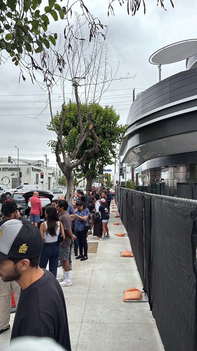 TheEvryDayChris's tweet image. Line update. Another line by the superchargers in the back behind the fridge truck