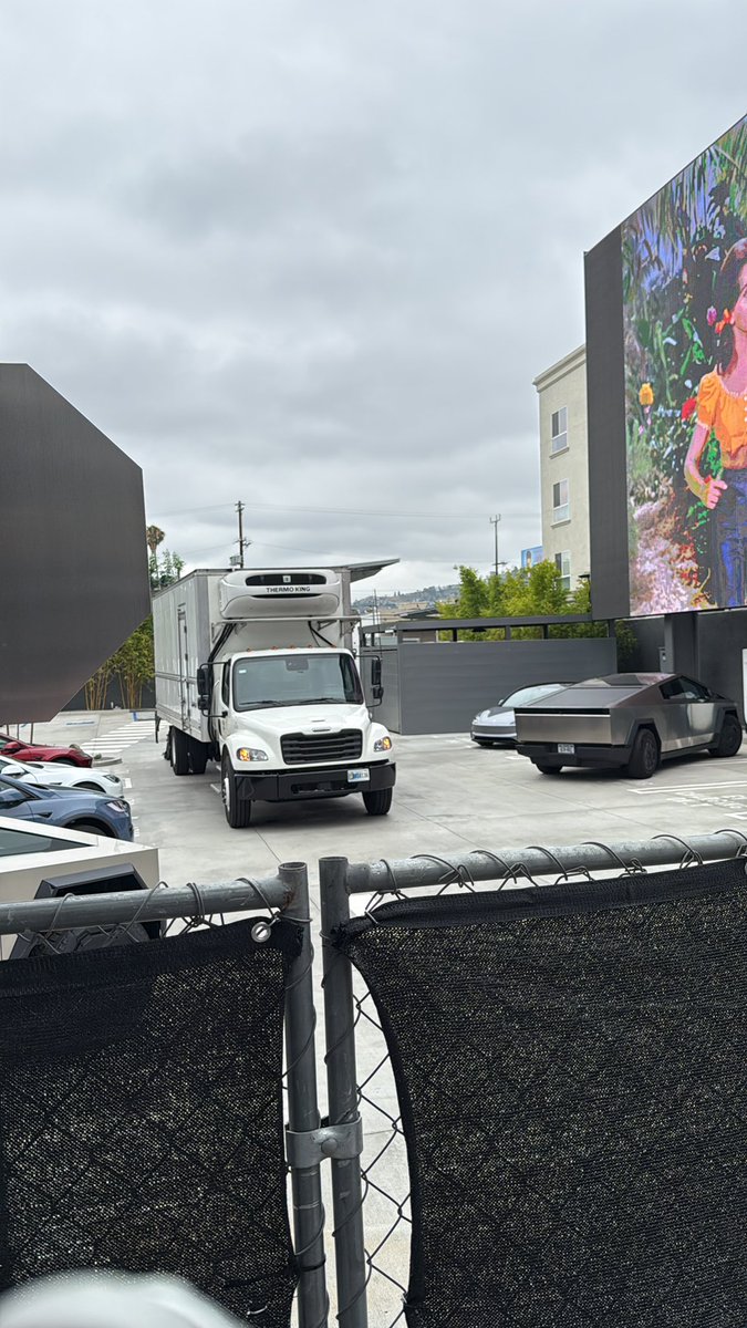TheEvryDayChris's tweet image. Line update. Another line by the superchargers in the back behind the fridge truck
