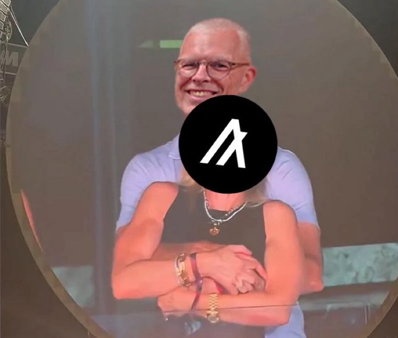 AlgoFoundation's tweet image. You don’t have to hide your love for Algorand, even if you’re already married to another chain.
There’s always room for more in the #AlgoFam 💚
Just download @PeraAlgoWallet and you’re in 🤝