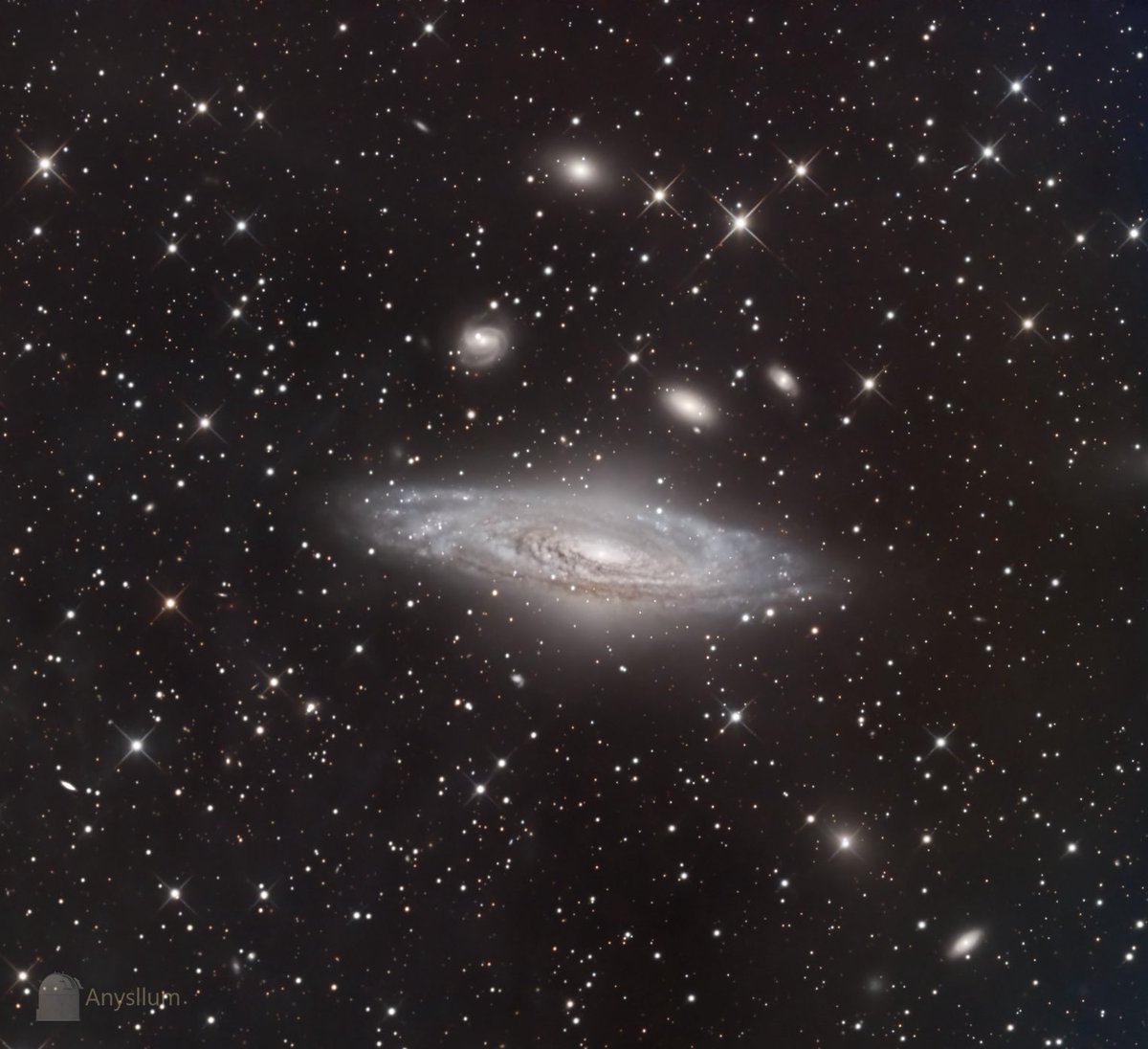 Xavi_Bros's tweet image. Galaxies around NGC 7331, 40 million lightyears far. The main one is an unbarred spiral with a diameter of 120000 lightyears as the MilkyWay.
Image by Xavier Bros & @jaume_zapata -@Astrosabadell- from the "Anysllum" observatory.
Today it is visible a bright supernovae there‼️.