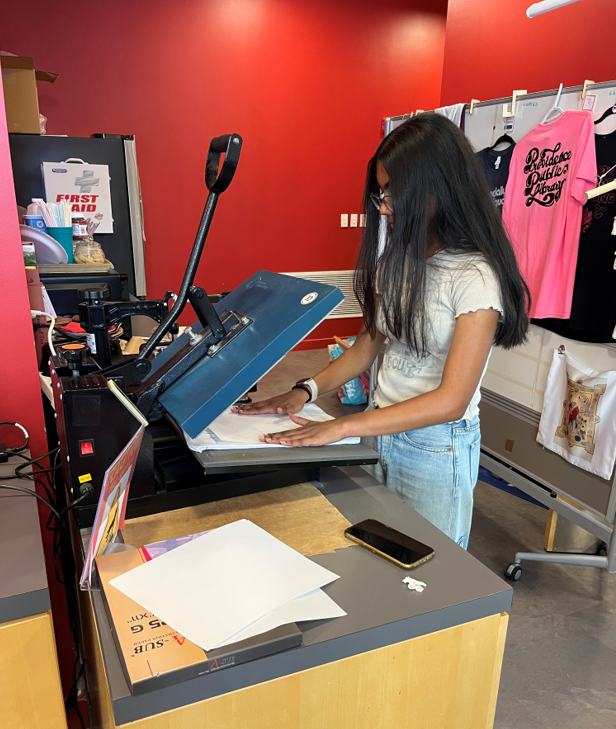 RIDeptEd's tweet image. Check out these creative high school students! They’re part of the Providence Public Library STEAM Adventure summer internship! Students in the program learn valuable skills through hands-on projects using tools like 3D printers and sewing machines! #STEAM #RIstudents
