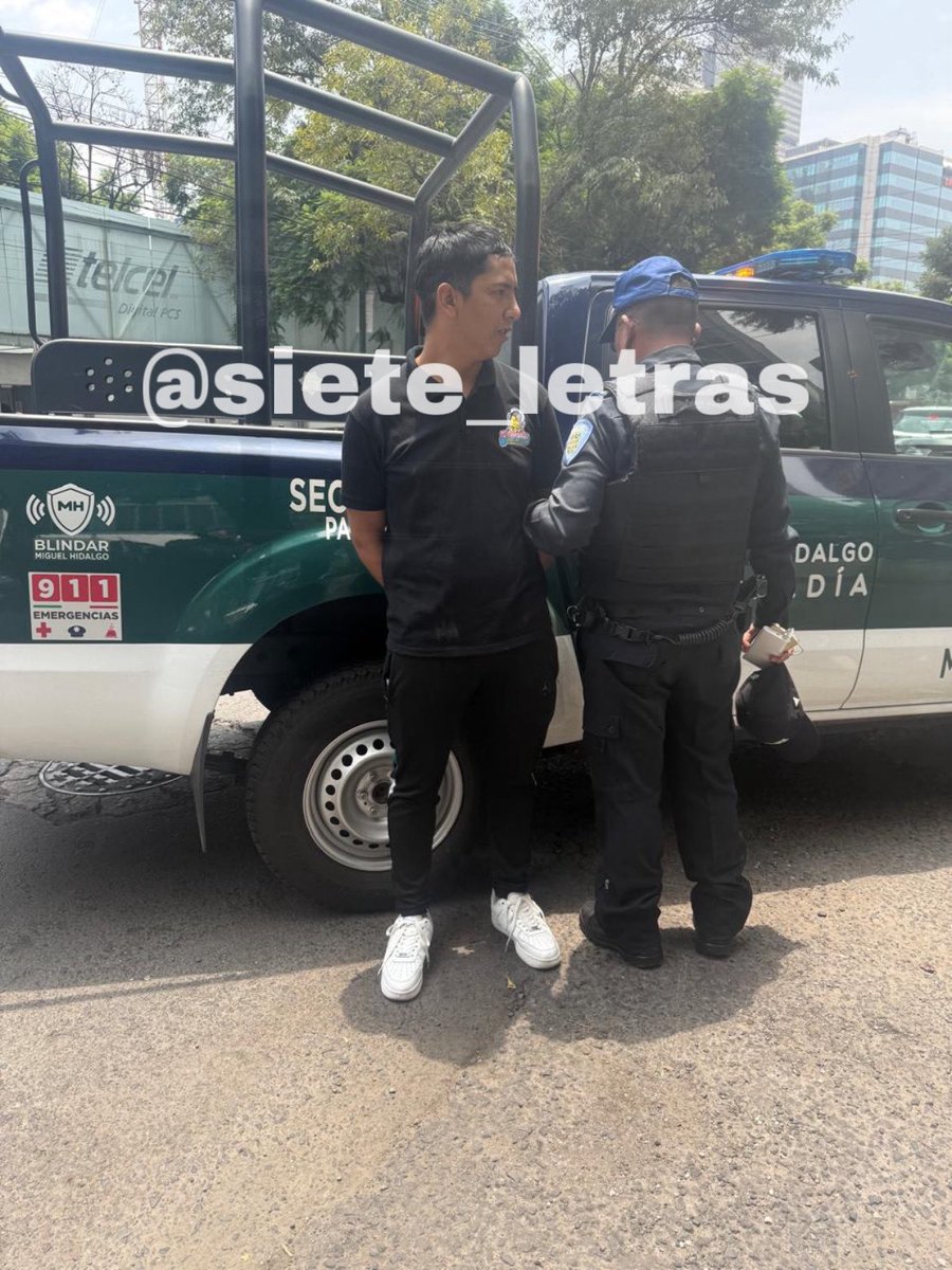 siete_letras's tweet image. Atrapan a falso repartidor de @amazonmex, robaba casas:
Sebastián N fue detenido por policías de @AlcaldiaMHmx con droga en la Anáhuac, pero tenía orden de aprehensión por robo a casa en #Polanco.
Junto con otros fingió entregar un paquete, golpeó y robó a una víctima.