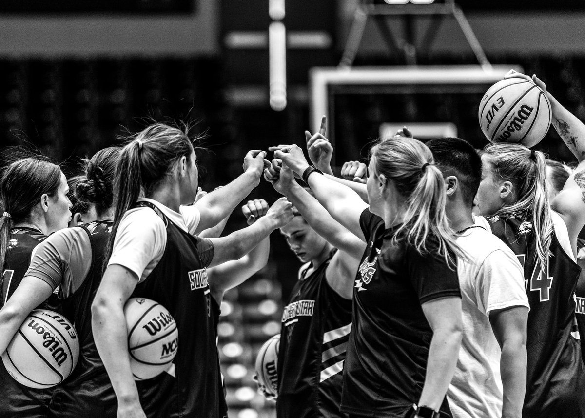 It’s #MonochromeMonday ⚫️ ⚪️ 

One week of practice down for @suuwbasketball A season full of potential to go 💪 

#TBirdNation ⚡️ #RaiseTheHammer