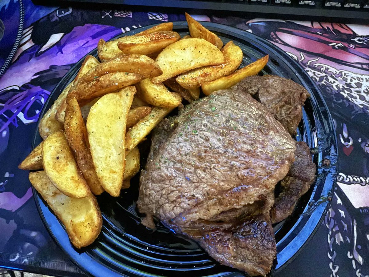 FufuVT's tweet image. ⋆ ˚。⋆ Weekly Dish ⋆ 。˚ ⋆
Steak with potato wedges and garlic bread
(I also got Aioli) SHITS BUSSIN'
📦🐾🥰