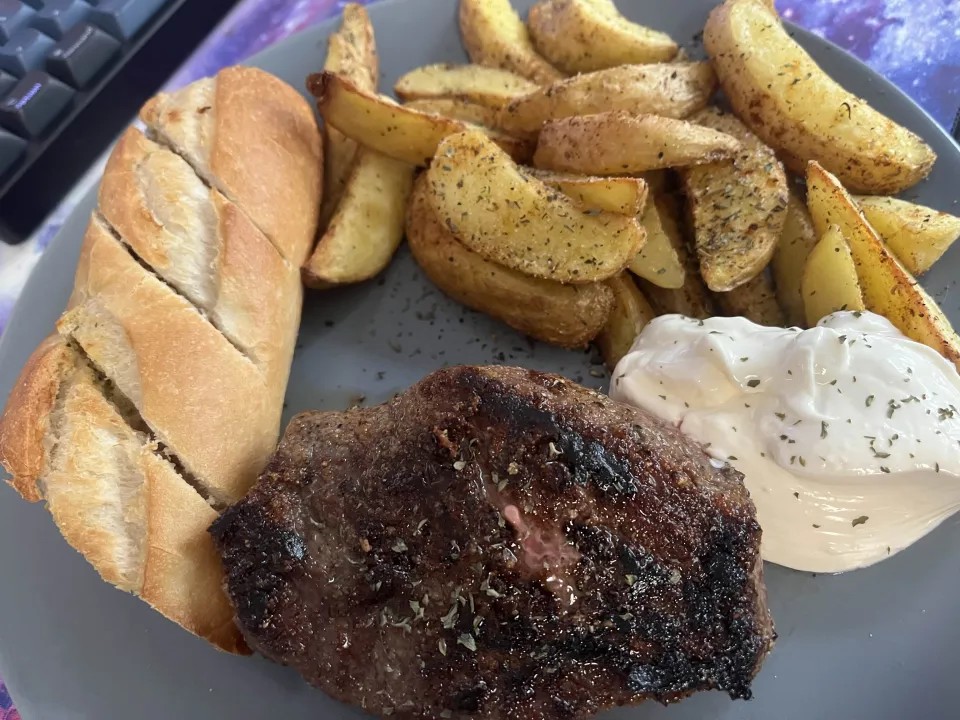 FufuVT's tweet image. ⋆ ˚。⋆ Weekly Dish ⋆ 。˚ ⋆
Steak with potato wedges and garlic bread
(I also got Aioli) SHITS BUSSIN'
📦🐾🥰