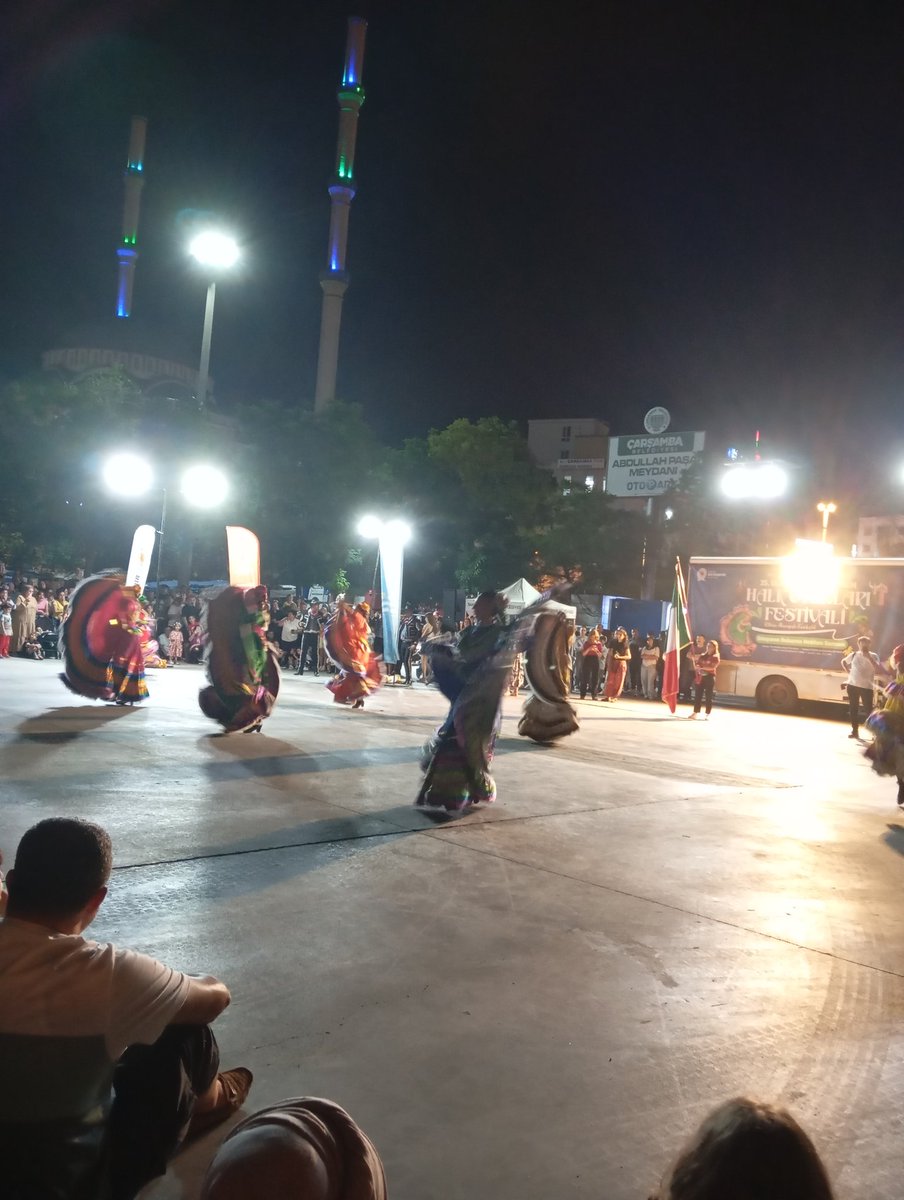 Patatesgiller_'s tweet photo. 35. Uluslararasi Samsun Halk Oyunları Festivali çok güzel ama keşke ışıklandırma daha iyi olsaydı... @carsambabld @halitdoganbsk @samsunbsb https://t.co/SLHfGy9UOv