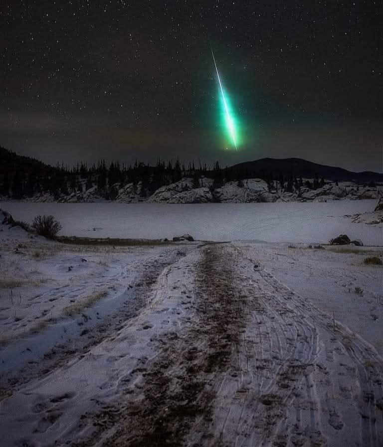 ShiningScience's tweet image. Meteorito verde sobre el parque estatal Eleven Mile, Colorado.