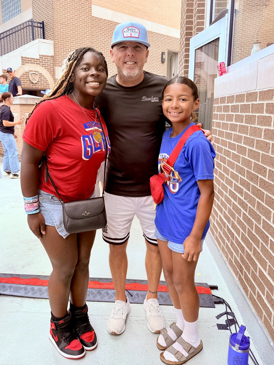 _avarose13's tweet image. Had to get a pic with the best Bombers coach @bombercoach 🤘🏽🦾🦾 @thealliancefp @SBRRetweets @Bullpenevents @TFLfastpitch @SoftballDown @Softball_Home @LineDsoftball