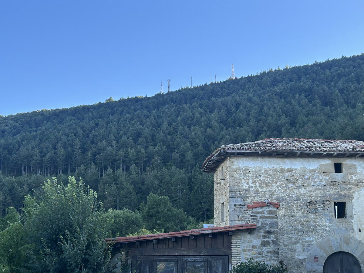 Meteonavarra_'s tweet image. Desde hoy contamos con estación en Garrués (620m) en Ezcabarte. Una EMA  muy interesante para seguir la climatología de esta cara norte del Monte Ezkaba (895m), una zona que pasa de 1000mm anuales y que es ciertamente fría y umbría. DATOS: wunderground.com/dashboard/pws/… y ecowitt.