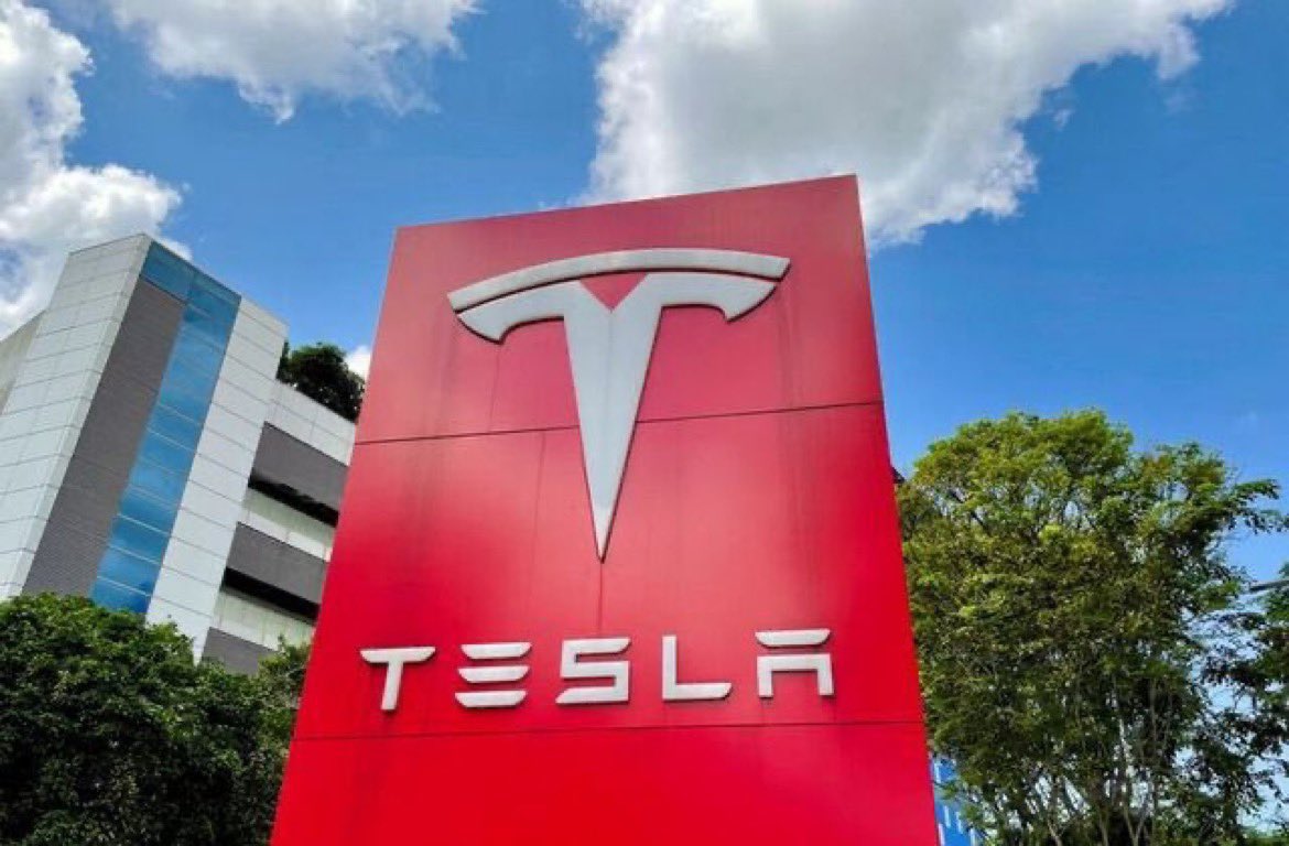 gurgavin's tweet image. TESLA EARNINGS COME OUT ON WEDNESDAY AFTER CLOSE
EXPECTED NUMBERS
REVENUE -> $22.7 BILLION ( DOWN 11% YoY )
EPS -> $0.39 ( DOWN 25% YoY )
DELIVERS -> 384K ( DOWN 13.5% YoY )
IMPLIED MOVE -> 7.5%
$TSLA