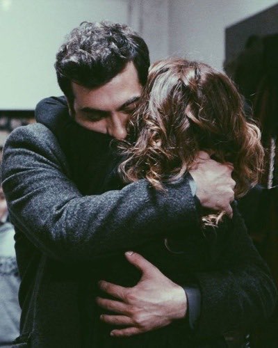 sarılsak geçerdi, darıldık kaldık öyle.