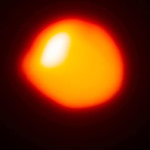 ShiningScience's tweet image. BREAKING🚨: You're looking at the clearest image ever seen of a star "outside" of our solar system. It's Betelgeuse! ✨