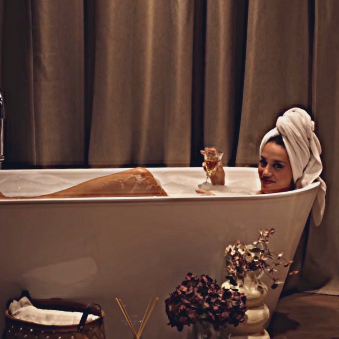 She’s just chilling while the world is burning 🧖🏼‍♀️🧘🏼‍♀️🧘🏼‍♀️🧘🏼‍♀️ 
#heidibaci / #teamheidi / #heidiromeo