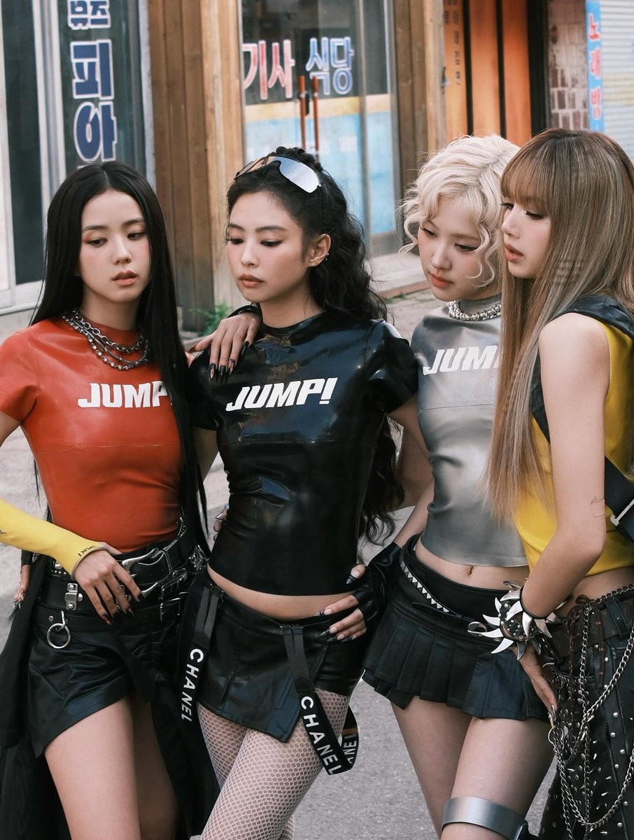 chartsblackpink's tweet image. .@BLACKPINK’s “JUMP” debuts at #1 on this week’s Billboard Global 200, becoming their third #1 hit.