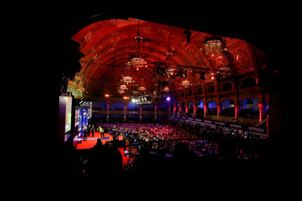 talkSPORT2's tweet image. π¨ πππππ ππ πππ πππππ!
We're back in Blackpool for more PDC World Matchplay action this evening!π―
R1) Chris Dobey v Ricardo Pietreczko
R1) Gerwyn Price v Daryl Gurney R1) Michael van Gerwen v Raymond van Barneveld
R1) Ross Smith v Josh Rock
Yourβ¦