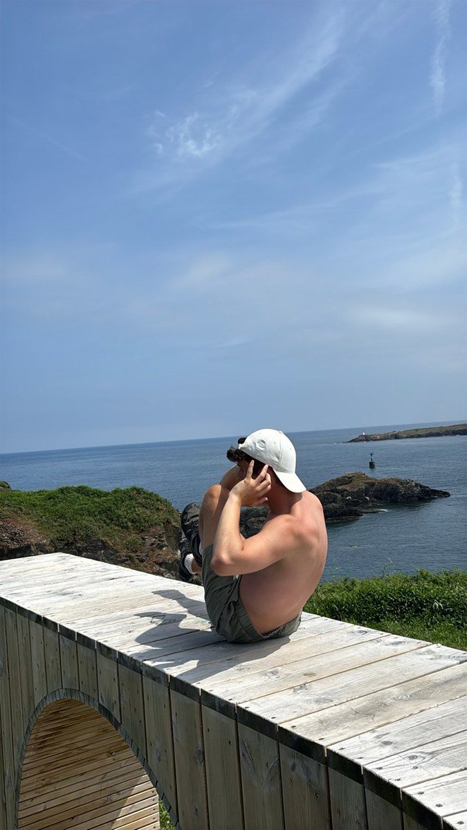 nairndavid_'s tweet image. One hour of sunlight gives your body more Vitamin D than a whole bottle of supplements. That's why they demonized the sun.