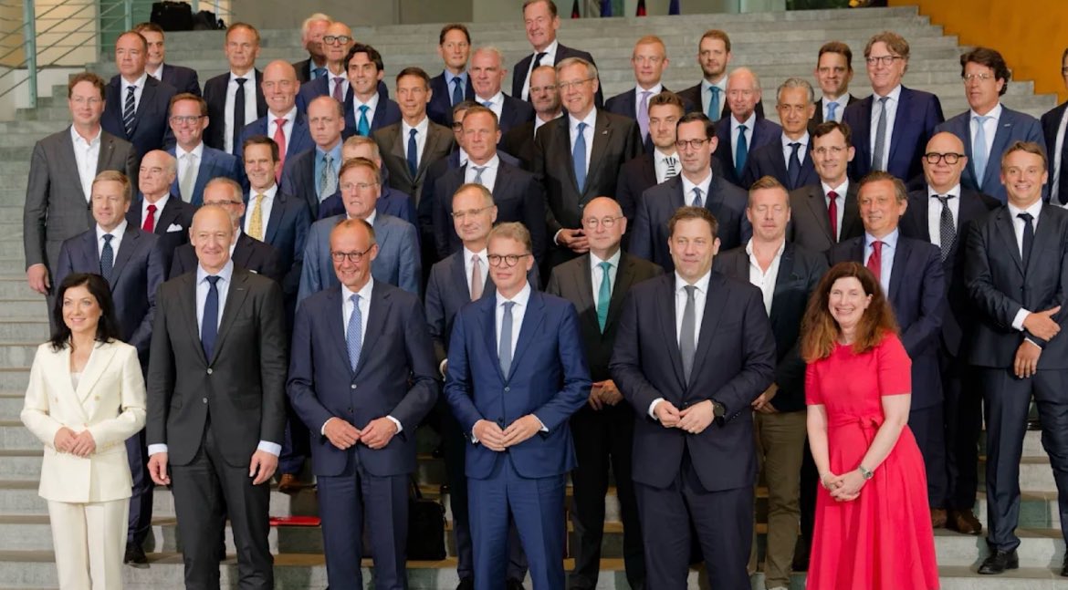MichaelBroecker's tweet image. Hat sich ja richtig was getan an der Spitze der deutschen Wirtschaft seit meinem CEO.Foto auf der @MunSecConf 2022 (die eine der beiden Frauen ist auch noch Ministerin). 😇