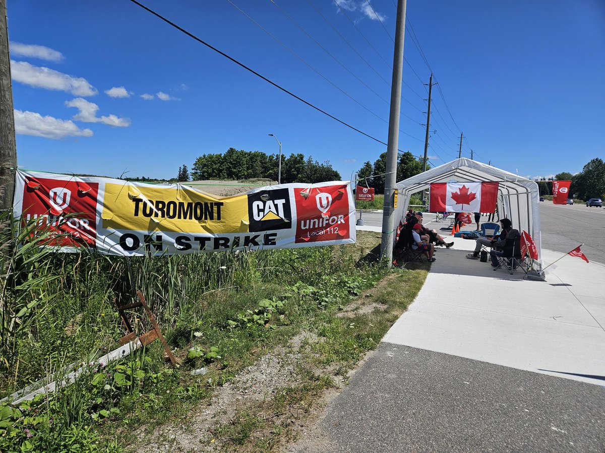 UniforTheUnion's tweet image. Today is the 13th day Unifor members at @toromontcat in Bradford, Ont. have been on strike, fighting for their first contract that includes fair wages and benefits. Let's send them some solidarity! ✊✊✊
#canlab