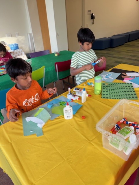 OrlandPkLibrary's tweet image. 🎨Last Tuesday, our talented artists in grades 3-5 let their creativity shine during a fun paper collage program at the library! Using scissors, torn paper, and plenty of imagination, they created masterpieces that were as unique as they are. #LibraryFun #CreativeKids